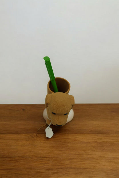 Chien porte stylo